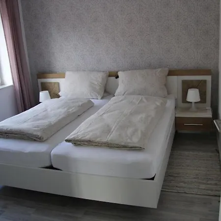 With 4 Bedrooms بيت للعطل *